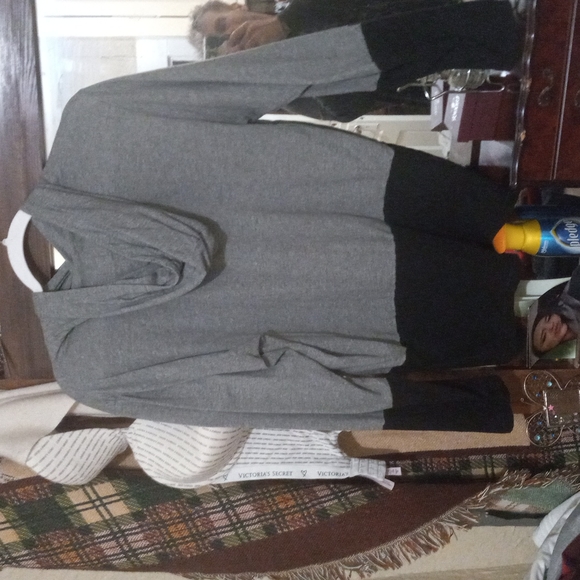 Size small hooded Puma long sleeve tee - Picture 5 of 5